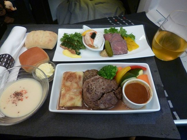 1年前にJALのマイレージの期限が近いものがあるとわかり、慌ててどこに行こうか・・と考えて出かけることにしたのはハワイ。ハワイに行くのは2度目ですが、前に行ったのはほぼ45年前でアメリカに行った帰りにホノルルに2日ほど寄っただけ。夫も同じようなものらしい。ハワイはいつでも行ける・・とか、バリなどアジアの方が面白そうとかで遠のいていました。<br /><br />出かけたのは、12日の夜。<br />19時ころうちを出ました。<br />関空は久しぶり。ヨーロッパ便は少なくなり、香港などアジアに行く時くらいしか使わなくなっています。<br />夜の関空は思いのほか空いており、チェックインも出国検査もセキュリティチェックも楽でした。久しぶりの関空はちょっと寂しい感じ・・本屋さんなどなくなったか・・。<br /><br />ラウンジでカレーを食べました。夕食を食べずに行ったのでおなかが空いていました。<br /><br />22：15発の飛行機に搭乗。ほぼ満席の気配。<br /><br />ビジネスの座席は、この前のロンドン行きが広かっただけにちょっと狭い感じ。今回もショルダーベルトがある。物は何も手元に置けないといわれ、ショルダーバッグも手提げも上にあげられてしまいました。<br /><br />無事離陸し、23：30ころ夕食。コース料理が一時に出ました。カレーが効いておなかが空いておらず、ちょちょっとつまむだけにしました。<br />