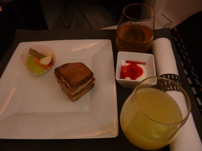 ハワイは8時間かからずに到着する。すぐにうとうとしたけど、4：00頃にはもう朝食で起こされました。短い飛行で、2回の食事はちょっと中途半端・・。パスする人もいるようだ。<br />朝食は小さいカツサンドとヨーグルトと果物。これはいただきました。<br /><br />寝ていたので映画もビデオも見ないまま。<br /><br />