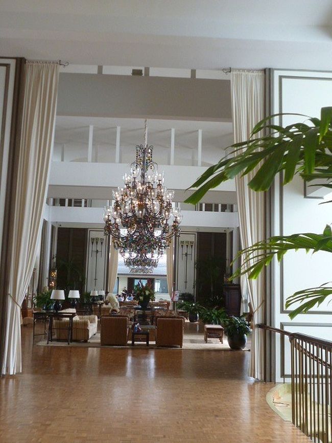 空港からホテルまではタクシーで行ったのですが、運転手は日本語を少し話し、中国系だと言いました。<br />私たちが泊まったのはワイキキから離れたカハラホテル。このあたりは高級住宅で、最低でも3億円はすると運転手が言いました。なるほど、豪邸が並んでいます。<br /><br />