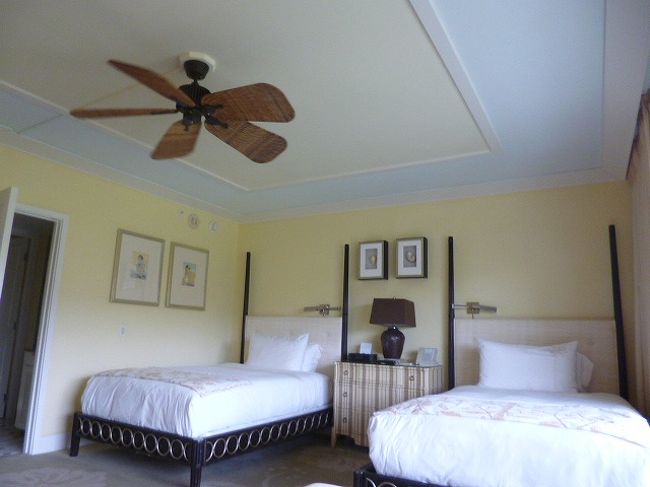 ハワイに関心が少なかった私でも名前は知るホテルだし、私のハワイ好きの友人が薦めてくれたところでもありました。オーシャンビューは高いけど、薦められたのはマウンテンビュー。アーリーチェックインさせてくれた部屋は、静かで落ち着いていて鳥の声が聞こえ、ゴルフ場が見える‥なるほど友人が語った通りで、ベランダの端から海も少し見えました。部屋の天井に扇風機が回っているのがリゾート感を出してくれる。<br />チェックインの時に、レイをかけ、日本語コンシェルジュがいると教えてくれました。日本人客が半分近いそうだ。オークラとも提携があるらしい。<br />