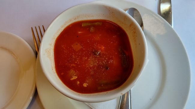 スープはトマトと野菜のスープです。
