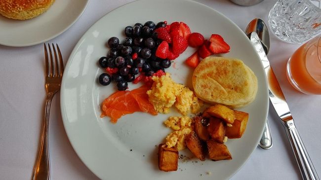 朝食はとても高くびっくりしました。翌日は外で食べることにしました。
