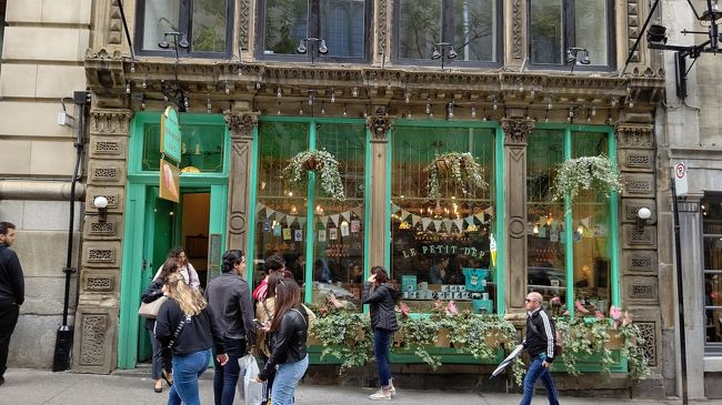 ノートルダム大聖堂のすぐ横におしゃれなお店がありました。中はコンビニのようでした。