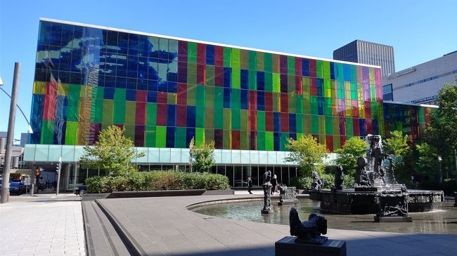 モントリオール国際会議場はとても素敵な建物になっています。中に入るとカラフルな光が入ってきます。