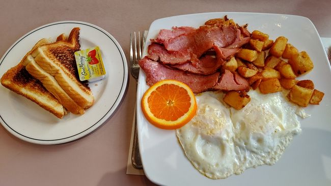 翌日の朝食はギリシャレストランまで出かけました。