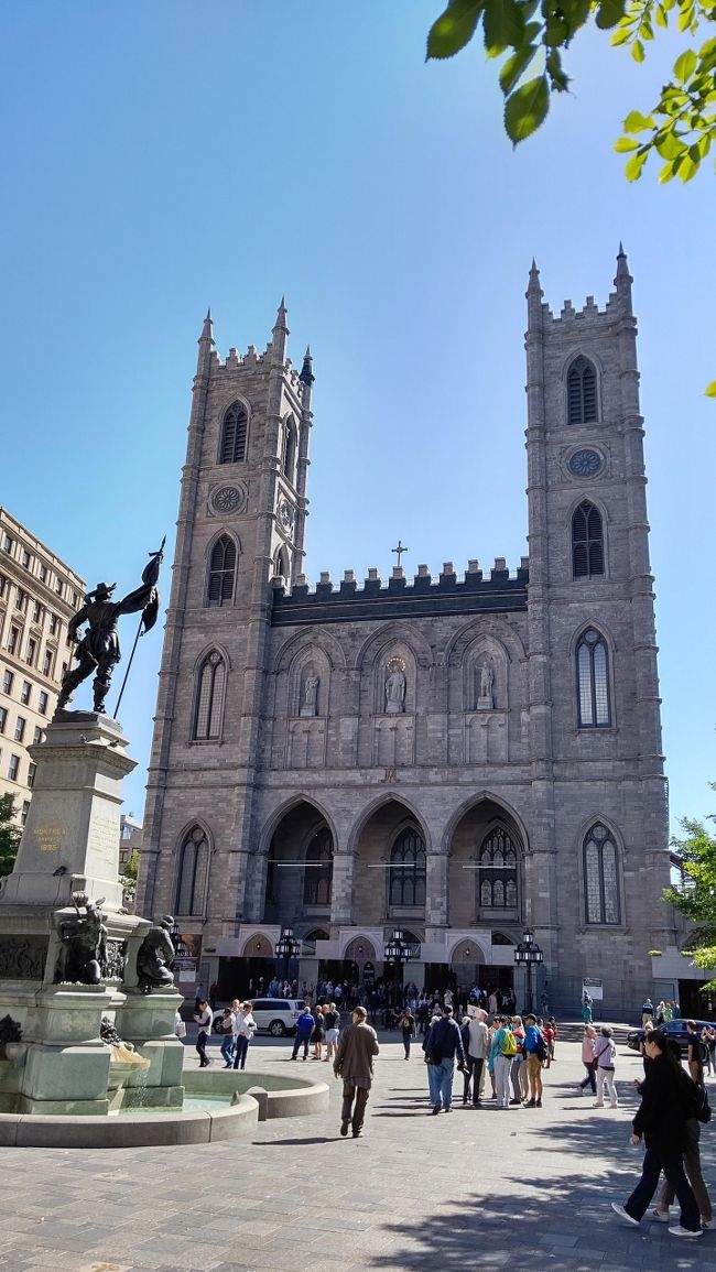 ノートルダム大聖堂まで歩いてきました。宿泊しているHotelからは20分程度です。