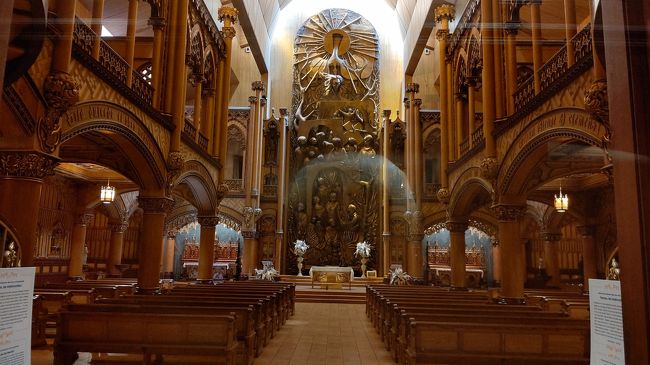 奥には小さい祭壇がありました。こちらは中に入ることはできませんでした。