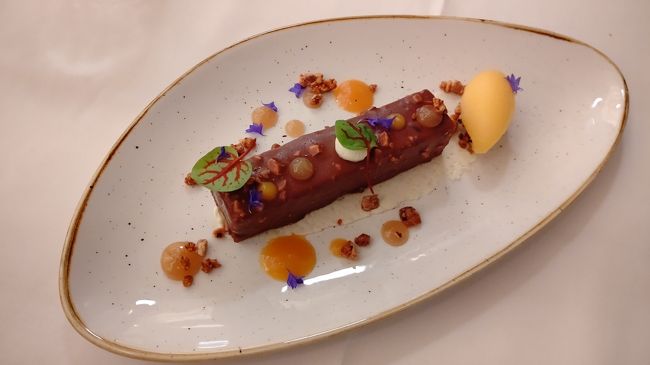 ディナーの最後にデザートを頂きました。チョコレートが海外っぽい甘さでした。