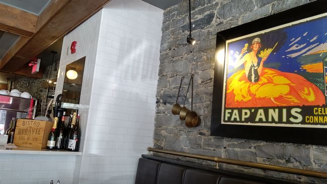 観光の後はランチです。フレンチが多く並ぶ通りにあるビストロに来ました。