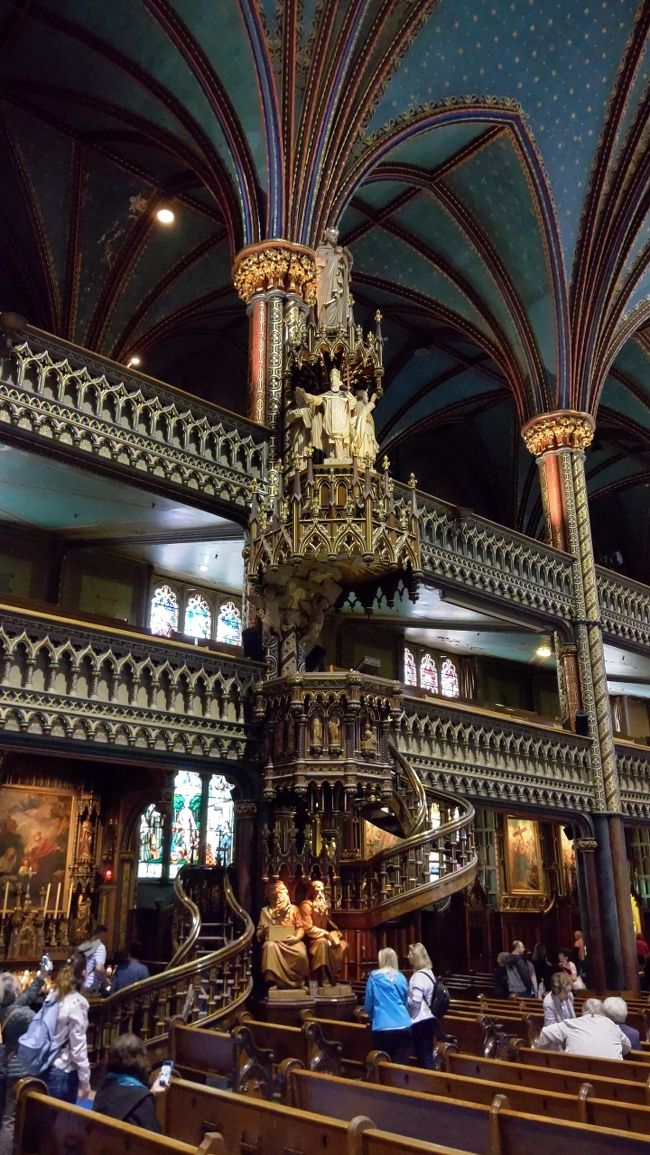 左手前方には螺旋階段がありました。