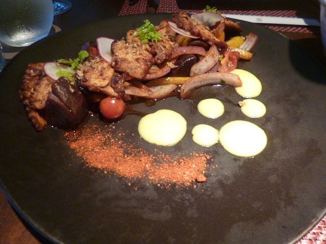 日本語堪能サービスに薦められたナパのシャルドネやカリフォルニアのジンファンデルをグラスでいただきました。多くのグラスワインがあるのがうれしい。<br /><br />たこの炒め物とはまちの前菜をシェア。<br />