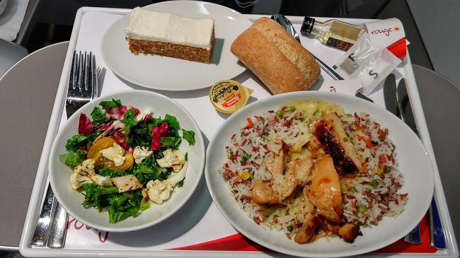 ご飯にチキンの胸肉が乗って出てきました。残念ながら、メニューが選べないフライトでした。