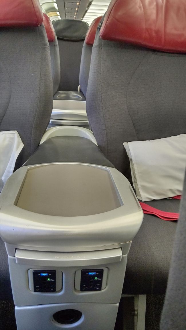 間にカクテルテーブルもあり、電源も取りやすい位置にありました。