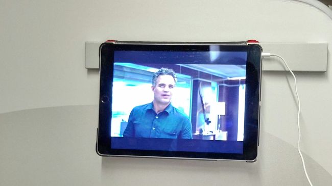 一人一人にiPadが配られ、最前列では前にかけてみることができます。