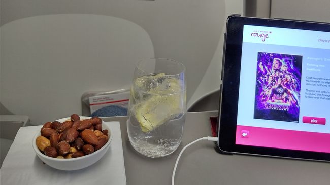 ナッツと炭酸水を頂きました。この後食事が出てきます。