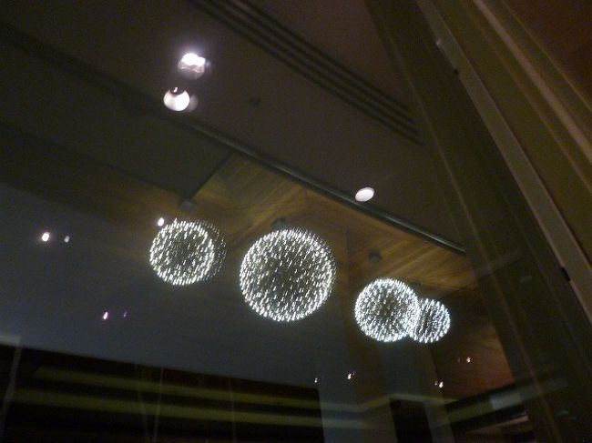 次第に埋まってきたレストランは宿泊客だけでなく、地元の人も多いみたい。<br /><br />暗くなると、窓に部屋のライトが移り花火のよう。<br />