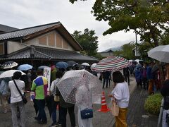 三連休の初日で県外からのお客様がたくさんおられました。因みに高速は小布施パーキングエリアからスマート出口が一番近いと思います。到着時間は7：30でしたが既にこの混雑、8時から整理券の配布が始まり順番は101番,12：30に来てくださいと一人1500円を支払う。