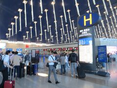 15：30
金門島でネットチェックインができず、中国ではfreeWi-Fiが使えず、空港まで来てしまいました。仕方がないので並んでチェックインします。
託送荷物に電池を入れっぱなしにしたので、再検査を受け手間取ります。