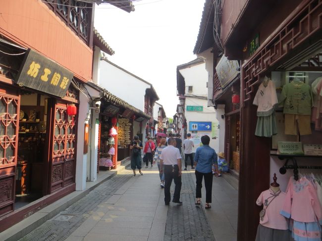 13：25<br />老街地区に来ました。どこでもそうですが、完全に観光化されています。