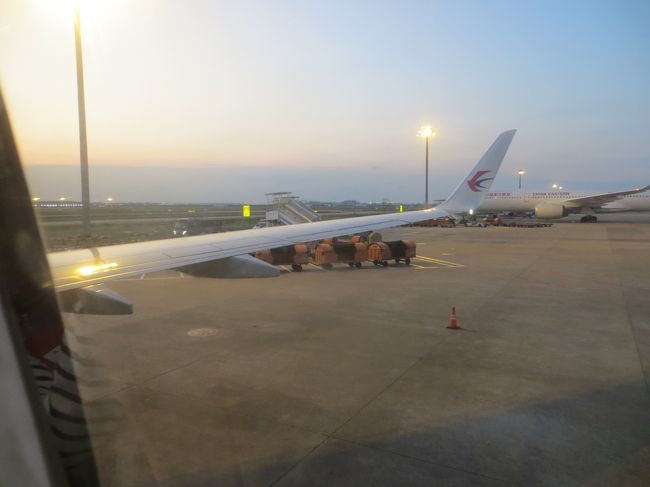 17：53<br />53のLに座ります。自動チャックインでは窓側の席はありませんでしたが、カウンターで「窓側の席はありませんか」と言ったらここにしてくれました。隣の二席も空いていました。ペットボトルの水が配られ、すぐに飲んだらもう一本くれました。