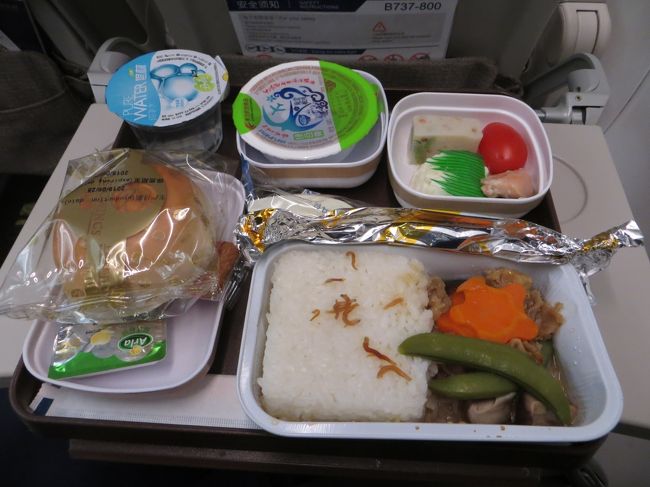 19：06<br />普通の機内食。ただし飲み物はお茶だけ、ビールもコーヒーもありません。