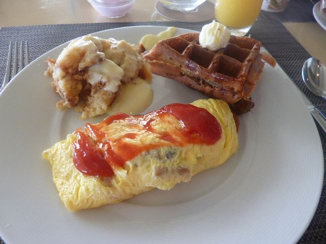 翌日ゆっくり起きて朝食ブッフェへ。<br />オムレツを作ってもらい、ワッフルを食べました。左上はぐしゃぐしゃですが・・ホテル特製のパンプディング。