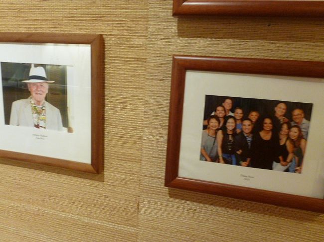 食後はブティックで買い物をしてからぶらぶら。このホテルを訪れた有名人の写真が並ぶコーナーがありました。昭和天皇、上皇ご夫妻、エリザベス女王、チャールズ皇太子、故ダイアナ妃、オバマ、クリントン、レーガン大統領ら、モナコのレーニエ国王、グレース王妃、マイケル・ジャクソン、ローリング・ストーンズ、スティービー・ワンダー、ホイットニー・ヒューストン、エリザベス・テイラー、小錦、錦織圭、日本の芸能人の利用も多いようです。<br /><br />