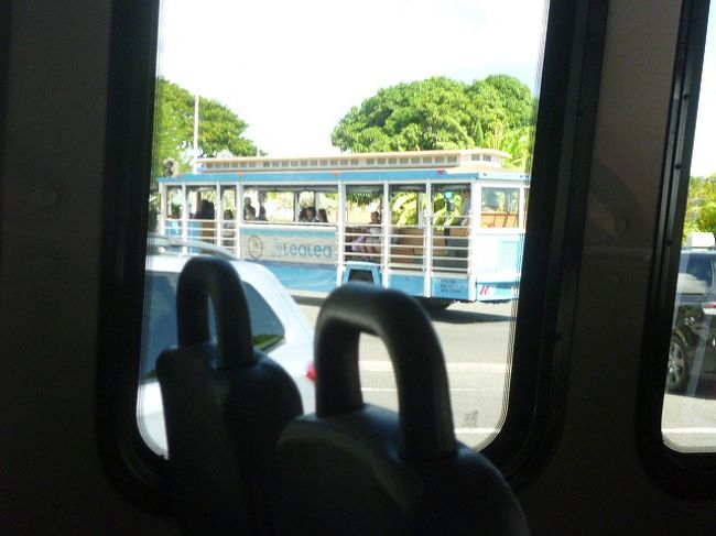 バスの中からトロリーバスが見えました。