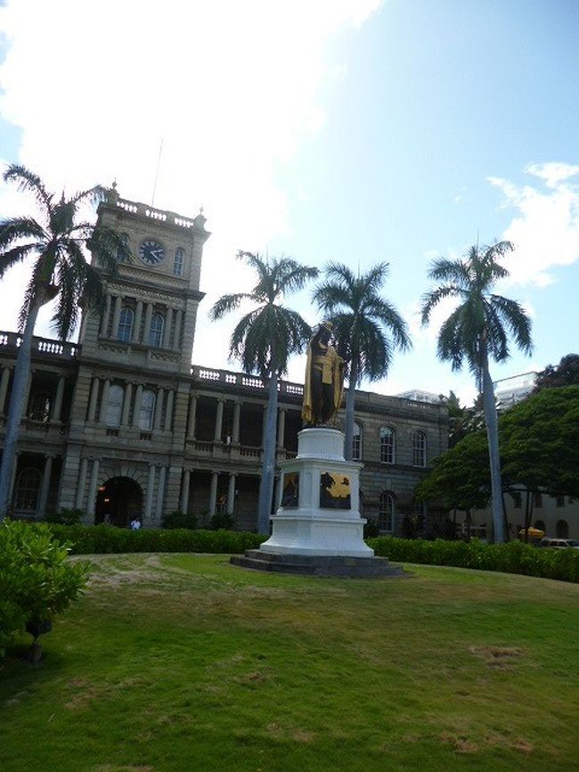 シャトルバスの運転手のおじさんはおしゃべりで途中ショッピングセンターに行く客を降ろしてからいろいろハワイのことをおしゃべりしてくれました。アメリカにはここ以外にパレスと呼べるところはないとか、ホワイトハウスより早く電気が使われたとか、水洗トイレができたとか‥ハワイの人にとっては自慢のようです。<br /><br />バスはカメハメハ大王の像の近くで停まりました。<br />
