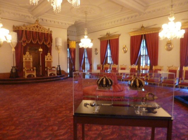 私たちが行った午後の時間は空いていました。<br /><br />１階は、公の部屋で「王座の間」、「正餐室」、などがあり、２階はプライベートなフロアで寝室、バスルームなどがあります。王女が作った「アロハ・オエ」の楽譜も展示されていました。<br /><br />ハワイ王朝崩壊後、宮殿内の家具調度品、絨毯、カーテンなどはすべて処分され、１９６９年まで約７５年間行政部の事務所として使われました。<br />その後、修復工事がなされ、当時処分された調度品は４割くらいながら買い戻され一般公開に至っています。<br /><br />見ているうちに終了時間が近づき追い立てられるように出ることになりました・・。<br />地下にも展示があるそうですが、時間切れで見られませんでした。<br /><br />帰りはチケットオフィスでタクシーを呼んでもらいました。<br />