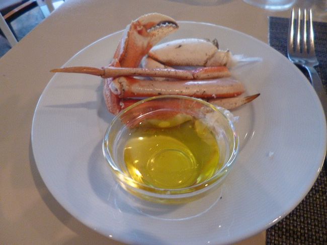 この日の夕食は、朝食ブッフェ会場でもあるプルメリアビーチハウスのシーフードブッフェ。金・土の夜だけの催しらしいです。<br /><br />蟹、えびなどのほか、ローストビーフ、デザートなどがあり、白ワインを飲みました。<br />残念だったのは蟹酢だと思ったのがバターを溶かしたようなソース・・。やはり日本で食べる方がいい・・。<br /><br />