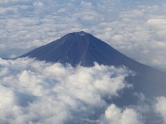 機内から雲の上の富士山