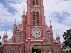 寄り道を終えると出てきたのが、観光スポット「タンディン教会」。
ピンクの教会です。ここはインスタ映えを狙った女の子たちで溢れていました。