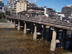 今回、京都での朝食は久しぶりにイノダに行こうと決めていたので京阪で三条まで移動し、西へ向かいます。

いつもは結構速足なんですが、今日はあえて普段の1/2くらいのスピードで。