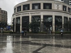 世界最大のスタバだそうです。大きさに圧倒されました。現地の友人も初めてだと言うので、一緒にお茶をする事に。お店の中は国内外からの観光客がいっぱい。日本人はまだ、少なかったです。サラリーマン（ウーマン）風の人も数多く見かけました。