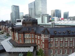 おなかが満たされた後は、地下街をブラブラ。
娘(中1)は大好きなピカチュウのショップに行って満足したようです。

その後はKITTEへ。
屋上が庭園になっており、東京駅を見下ろせます。