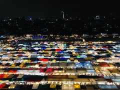 去年もタラートロットファイラチャダーには来ましたが、上からの写真を撮れてなかったので今回行ってみた。隣のショッピングモールの立駐から撮った写真。中々上手く撮れなかったけど、綺麗でした(*´`)
その後はタラートロットファイラチャダーをウロつき、適当に何か食べようかと思ったけど、手持ちのバーツが残り少ないにもかかわらず、一目惚れした雑貨を購入した為バーツの余裕が無くなる。雨もまた降ってきて時間も迫ってきたのでドンムアン空港へ移動することに。
23:55分発の飛行機、タラートロットファイラチャダーを20時頃出ました。MRTで移動し、チャトゥチャックパーク駅で下車、行きと同じくエアポートバスで移動します。エアポートバスのバス停で待機、バスが来たので乗り込もうとするも、念の為に「ドンムアン？」と乗務員さんに確認すると、まさかの逆方向のバスで、危うく市内へ戻ってしまう所だった。空港行きは通りの向こうだと教えてもらいました。危なかった。ε-(´ω｀;)
通りの向こうのバス停へ移動し、バスが来たので、ドンムアン？と確認して乗り込んだ。行きと同じく乗車賃30バーツを乗務員さんに支払い、ドンムアン空港へ。

無事空港へ到着。預け荷物も無く、ウェブチェックインもしてあったけど、ドンムアンでも一度カウンターに行かなければいけないらしいので、チェックインカウンターへ行き手続きをして貰う。自分で印刷してきたボーディングパスにハンコを押されて終了。
手荷物の重量等も測られることも無かった。