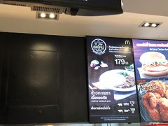 次は夕ご飯を食べます。バーツ残り少ないのでクレカが使えるマックへ。
ご当地マックはどの国へ行っても毎回必ず食べたいのです。
初めて見るご飯メニューがあったので、そちらをチョイス。なんて読むのか分からないが、レシートにはkao kaprao angusとあった。