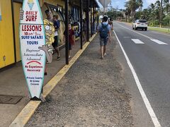 橋を越えて、老舗のサーフショップのSurf N Seaにやってきました。実は中に入るのは初めて。

店内はサーフボードやウェットスーツなどサーフィン用品はもちろんですが店内奥のほうには結構アパレルが売ってました。
クイックシルバー、ビラボン、ハーレイなどのサーフィン系ブランドが一通りそろってます。そこで気になったのがハーレイのTシャツ。ハーレイといえばAlohaやMahaloといったハワイバージョンのロゴになっているTシャツはおなじみですが、Surf N Seaにはハレイワバージョン（Haleiwa）が売ってました！ これはかわいい！！　結局買わなかったのですが、記念に買えばよかったと後悔中。
アパレル以外にもウォーターボトルやウクレレなどいろいろなグッズが売ってました。