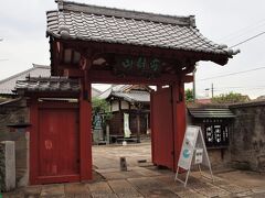 こちらは赤い門が目印の蓮華寺

