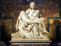 サンピエトロ大聖堂内部に展示されるミケランジェロ作の本物ピエタ像（Pietà、慈悲）
