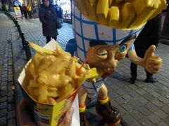 多くの人が次々に買っていた「Belgian Frites」というお店。
フリッツ（Frites）＝フライドポテト。
実は、フライドポテト発祥地はベルギー。
至る所にフリッツ屋さんがあります。
ポテトにかかっているのは「SAMURAI Sauce（サムライソース）」。
サムライですが特に日本とは関係なし。
唐辛子とマヨネーズを合わせたソースで、めちゃ美味い。