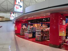 香港空港到着　店はいろいろあるが、ディズニーの店もある