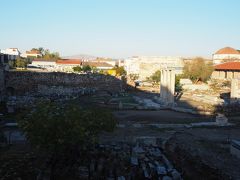 イドラ島行きの船が出ているピレウス港へ行くため、地下鉄駅まで歩き。
途中、ローマンアゴラ脇を通ります。遺跡を柵の間から眺められます。