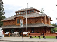 Banff Park Museum National Historic Siteの前を通り過ぎて