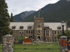 Banff National Park Administration Building
大昔、初めてバンフに来た時に、この中を散歩しましたが、とても綺麗なガーデンがありました。