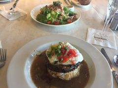 アラモアナへ一度行きました。
ランチは毎度同じですが、マリポサで。
ロコモコをオーダーしてみました。