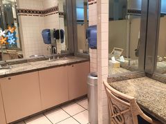 （おまけ）
UAラウンジのお手洗い。
お手拭きのペーパーは、手をかざすと電動で1枚分出てくるのですが、2台中１台はいつも反応しないような。

そして、
帰りもUAはやってくれました。

行きと同様、機内食は和食を事前オーダーしており、搭乗後のオーダー時にも和食をオーダーしてるね！と確認がありました。
が、周りが配膳されているのに、来ないわねーと思っていたところ、
「申し訳ありません。和食がなくなりました。和食には限りがありまして。」
「はぁああ」
もう・笑い・しかございません。
「事前オーダーしていたのですけど、”ない”とおっしゃるということですね」
とお伝えしましたら、さーっと青くなっておられました。
はいはい。いいんですよ。だってUAですもん。何も期待しませんよ。

隣の高校生くらいのにーちゃんが、搭乗後の機内食のオーダー時に和食をオーダーしているのを聞いてきましたけど！
それで、とっくに配られて、すでに平らげる寸前ですけどね！

メインは和食をお持ちできます・・・と言われましたが、結構です。
和食が多少マシなんで頼んだだけで、大差ないですから。

（さらに、お詫びにマイル・・とも言われたのですが、それっきり。音沙汰はありません。さすがのUAです）

いいのよ、いいの。
だって今後、お金を払ってはUAには絶対乗らないもーん。


・・・と誓ったのですが、次回計画でチェックすると安さに揺らぐ軟弱モノです（＾＾；；；）