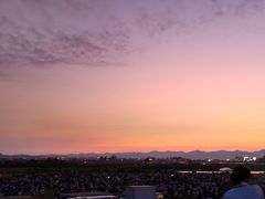 長岡につきました。

今回は、抽選でGetした河川敷の椅子席で鑑賞します。

花火開始直前の夕暮れの様子…。

お天気も最高なので、花火が楽しみです。