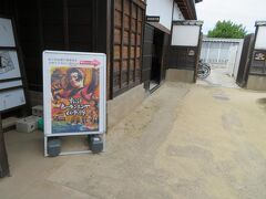 ９月１８日午後３時過ぎ。
松江歴史館の見学を終えて出口へ向かおうとしたら、「ホーランエンヤ伝承館　すぐ」の看板。
ならば立ち寄らないともったいない。